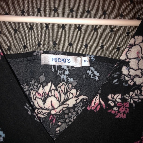 Beautiful Floral Blouse - Picture 3 of 4